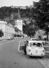 Románia,Erdély, Barcarozsnyó, Strada Republicii, balra a Strada Brazilor, szemben az evangélikus templom (Biserica evanghelică „Sfântul Matthias”). Háttérben a vár., 1967, Horváth József, automobil, Fiat 850, Fortepan #264920