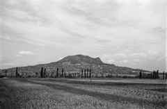 Magyarország,Balaton, Badacsonytomaj,Badacsony, Szent György-hegy, a felvétel a 71-es főút, a Hegymagas felé vezető elágazás közelében készült., 1954, Horváth József, látkép, hegy, Fortepan #264930