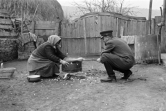 Magyarország, Abasár, 1954, Horváth József, seprű, szita, pattogatott kukorica, Fortepan #264931