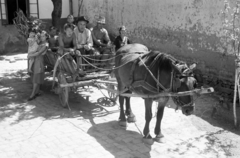 Magyarország, Bátaszék, 1958, Horváth József, család, udvar, lovaskocsi, Fortepan #264961