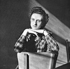 1941, Erky-Nagy Tibor, portrait, woman, chair, hairdo, prop up the head, Fortepan #26497