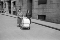 Hungary, Budapest V., Fejér György utca, a felvétel a 10. számú ház előtt készült., 1955, Horváth József, Budapest, baby carriage, mother, Fortepan #264991