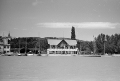 Hungary, Balatonfüred, vitorláskikötő, szemben a parton a Yacht Club és a Vitorlás étterem épületei., 1941, Horváth József, Fortepan #265000