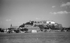 Serbia, Novi Sad, a Duna feletti, lerombolt közúti híd (Most kraljevića Tomislava) pillére, háttérben Pétervárad fenn a Péterváradi vár., 1941, Horváth József, Fortepan #265001