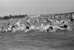 Magyarország, Balatonboglár, a Balatonban fürdőző fiatalok, háttérben a Magánalkalmazottak Biztosító Intézetének "Teleki Pál" fiúüdülője., 1943, Horváth József, gyerek, fürdőzés, Fortepan #265025