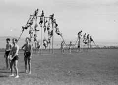 Magyarország, Balatonboglár, a Magánalkalmazottak Biztosító Intézetének "Teleki Pál" fiúüdülője., 1943, Horváth József, fürdőnadrág, torna, mászóka, Fortepan #265030