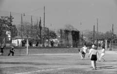 Magyarország, Budapest XI., Fehérvári út 66-68., sportpálya a Hauszmann Alajos utca sarkán. Nagypályás női kézilabda mérkőzés., 1942, Horváth József, Budapest, Fortepan #265064