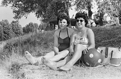 Magyarország, Baja, Nagy-Pandur sziget., 1962, Erky-Nagy Tibor, strand, fürdőruha, strandlabda, napszemüveg, Fortepan #26507