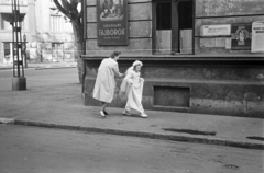 Magyarország, Budapest IX., a felvétel a Thaly Kálmán utcában készült, háttérben a Mester utcai villamosmegálló látszik., 1943, Horváth József, Budapest, Fortepan #265089