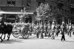 Magyarország, Budapest V., Bajcsy-Zsilinszky (Vilmos császár) út - Alkotmány utca sarok, Horthy István temetési menete a Parlamenttől a Keleti pályaudvar felé, 1942. augusztus 27-én., 1942, Horváth József, Budapest, Fortepan #265100