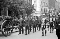 Magyarország, Budapest V., Alkotmány utca, Horthy István temetési menete a Parlamenttől a Keleti pályaudvar felé, 1942. augusztus 27-én. Háttérben balra a Vadász utca., 1942, Horváth József, Budapest, Fortepan #265101