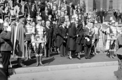 Magyarország, Budapest V., Kossuth Lajos tér, gyászoló családtagok Horthy István gyászszertartása után a Parlament lépcsőjénél 1942. augusztus 27-én., 1942, Horváth József, koronaőrség, testőr, Budapest, Fortepan #265102