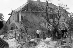 Magyarország, Budapest II., Áfonya utca 11., Zilahy-villa. A felvétel az 1942. szeptember 4-éről 5-ére virradó éjjeli bombatámadás után készült., 1942, Horváth József, Budapest, Fortepan #265112