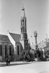 Magyarország, Sopron, Fő (Ferenc József) tér, bencés templom (Kecske templom), előtte a Szentháromság-szobor., 1940, Horváth József, templom, templomtorony, szentháromság szobor, Fortepan #265127