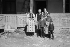 Romania,Transylvania, Izvoru Crișului, 1944, Horváth József, Kalotaszeg folk costume, folk costume, family, Fortepan #265128