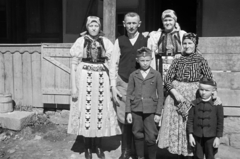 Romania,Transylvania, Izvoru Crișului, 1944, Horváth József, Kalotaszeg folk costume, striped dress, folk costume, family, Fortepan #265129