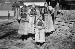 Romania,Transylvania, Izvoru Crișului, 1944, Horváth József, Kalotaszeg folk costume, folk costume, Fortepan #265130