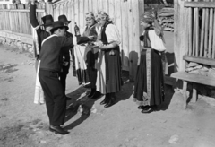 Romania,Transylvania, Izvoru Crișului, a felvétel húsvéti locsolkodáskor készült., 1944, Horváth József, Kalotaszeg folk costume, folk costume, Master of Ceremony, Fortepan #265132