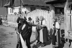 Romania,Transylvania, Izvoru Crișului, a felvétel húsvéti locsolkodáskor készült., 1944, Horváth József, Kalotaszeg folk costume, vernacular architecture, folk costume, Master of Ceremony, Fortepan #265133