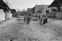 Romania,Transylvania, Izvoru Crișului, a felvétel húsvéti locsolkodáskor készült., 1944, Horváth József, Kalotaszeg folk costume, folk costume, hosing, Fortepan #265134