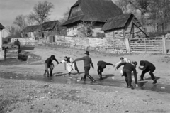 Romania,Transylvania, Izvoru Crișului, a felvétel húsvéti locsolkodáskor készült., 1944, Horváth József, vernacular architecture, Easter, hosing, folk costume, Fortepan #265135