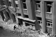 Hungary, Budapest V., Apáczai Csere János (Mária Valéria) utca 12., a bombatámadás következtében megrongálódott új Lloyd-palota., 1944, Horváth József, damaged building, labor service, Budapest, Fortepan #265137