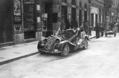 Hungary, Budapest V., Apáczai Csere János (Mária Valéria) utca, bombatámadás következtében, a lehulló törmeléktől összetört személygépkocsi a 19-es számú ház előtt., 1944, Horváth József, wreck, taxicab stand, labor service, Show window, handbarrow, Budapest, lamp post, Fortepan #265139