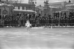 Magyarország, Városliget, Budapest XIV., Műjégpálya, Magyarország 1943. évi műkorcsolyázó bajnoksága. Botond Györgyi., 1943, Horváth József, bámészkodás, jégpálya, korcsolyázás, Budapest, Fortepan #265145