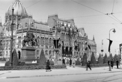 Magyarország, Budapest V., Kossuth Lajos tér, a Horthy István gyászszertartására fellobogózott parlament, balra II. Rákóczi Ferenc szobra (Pásztor János, 1937.)., 1942, Horváth József, Budapest, Fortepan #265147