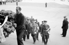 Magyarország, Budapest V., Kossuth Lajos tér, Horthy István gyászszertartására érkezők a Parlament lépcsőjén, 1942. augusztus 27-én, 1942, Horváth József, Budapest, Fortepan #265149