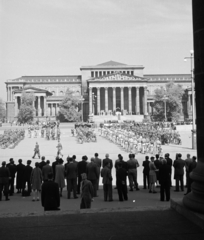 Magyarország, Budapest XIV., Hősök tere, a Magyar Kerékpáros Szövetség és a Leventék Országos Központja által szervezett mise és kerékpáráldás 1943 május 16-án., 1943, Horváth József, Budapest, közönség, kíváncsiság, múzeum, neoklasszicizmus, Fortepan #265165