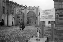 Poland, Kraków, Rynek Podgórski, a krakkói gettó I. számú kapuja a Bolesława Limanowskiego -nál., 1941, Horváth József, Best of, Jewish ghetto house, eastern front, Fortepan #265175