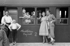 Serbia, Hadikfálváról Bajmokra áttelepített székelyek., 1941, Horváth József, Best of, barefoot, leaning out of the window, Fortepan #265199