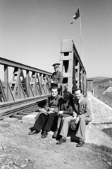 Románia,Erdély, Kosna, magyar-román határ a Tesna patak feletti vasúti hídon., 1940, Horváth József, híd, vasúti híd, őrség, csehszlovák katona, Fortepan #265249