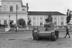 Ukrajna, Tulcsin, Leontovics (ekkor Lenin) utca, a színháznak átalakított egykori domonkos kolostor székesegyháza (később ortodox székesegyház)., 1941, Horváth József, T-26 tank, keleti front, harckocsi, Fortepan #265321