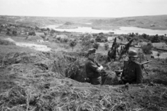 Ukrajna, a magyar hadsereg tüzelőállása a Déli-Bug mellett, valószínű Gajvoron közelében., 1941, Horváth József, keleti front, lövészárok, Maschinengewehr 30, Fortepan #265329