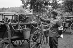 Magyarország, sebesültszállítást gyakorló katonák. A dr. Frank orvos tábornok tervezte, hordágyfüggesztővel felszerelt, országos jármű / katonai célokra kifejlesztett, alkatrészeiben szabványosított faanyagú, lóvontatta szekerek., 1940, Horváth József, szekér, vödör, vöröskereszt, karszalag, lovaskocsi, Fortepan #265378