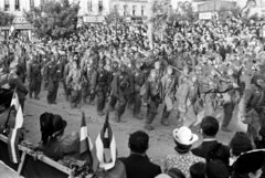 Románia,Erdély, Nagyvárad, Szent László tér (Piata Unirii). A felvétel 1940. szeptember 7-én en, a magyar csapatok bevonulása idején, a kormányzói fogadó ünnepségre épített dísztribünről készült., 1940, Horváth József, ejtőernyős, bevonulás, Fortepan #265407