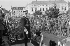 Románia,Erdély, Nagyvárad, Szent László tér (Piata Unirii), a dísztribünön Horthy Miklós kormányzó. A felvétel 1940. szeptember 7-én a kormányzói fogadó ünnepségen, a magyar csapatok bevonulása idején készült., 1940, Horváth József, kerékpár, bevonulás, híres ember, politikus, Fortepan #265409