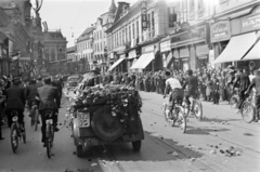 Románia,Erdély, Nagyvárad, Rákóczi út (Calea Republicii), távolabb a Rimanóczy Kálmán utca (Str. Iosif Vulcan) és a Mészáros László utca (Strada Nicolae Grigorescu) sarkán álló épületek látszanak. A felvétel 1940. szeptember 7-én, a magyar csapatok bevonulása idején készült., 1940, Horváth József, kerékpár, Fortepan #265411