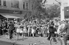 Románia,Erdély, Nagyvárad, Rákóczi út (Calea Republicii), jobbra a Madách Imre utcához vezető Szilágyi Dezső utca (Strada Moscovei). A felvétel 1940. szeptember 7-én, a magyar csapatok bevonulása idején készült., 1940, Horváth József, kerékpár, Fortepan #265412