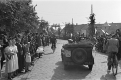 Románia,Erdély, Nagyvárad, Biharpüspöki (hajdan önálló, ma a város része), a Püspüki út (Strada Matei Corvin), jobbra a Víz utca (Strada Apelor). A felvétel a magyar csapatok bevonulása idején készült, 1940. szeptember 6-án., 1940, Horváth József, rendszám, bevonulás, kerékpár, ünnep, Mercedes-márka, Fortepan #265413