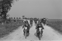 Románia,Erdély, Bors, a Nagyváradra vezető út (később DJ190-es út) a magyar csapatok bevonulása idején., 1940, Horváth József, motorkerékpár, Puch GS 350, magyar katona, kerékpár, kerékpáros alakulat, Fortepan #265416