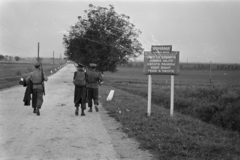 Magyarország,Románia,Erdély, Bors, román határőrök, a felvétel a magyar csapatok bevonulása idején készült., 1940, Horváth József, román katona, határkő, Fortepan #265432