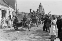 Románia,Erdély, Élesd, Felszabadulási tér (Piaţa Unirii), szemben az ortodox templom. A felvétel a magyar csapatok bevonulása idején készült., 1940, Horváth József, Best of, bevonulás, sokadalom, ünnep, löveg, tüzérség, ágyú, Fortepan #265439