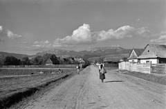 Románia,Erdély, Csíkszenttamás, (ekkor Karcfalvához tartozott), az észak felé vezető főút., 1940, Horváth József, falu, paraszt, földút, háttal, felhő, népi építészet, Fortepan #265480