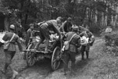 Magyarország, sebesültszállítást gyakorló katonák. A dr. Frank orvos tábornok tervezte, hordágyfüggesztővel felszerelt, országos jármű / katonai célokra kifejlesztett, alkatrészeiben szabványosított faanyagú, lóvontatta szekér., 1940, Horváth József, hordágy, szekér, katonaság, sebesült, Fortepan #265503