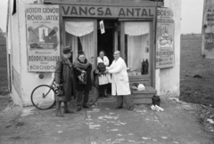 Magyarország, Dombóvár, Újdombóvár (ekkor önálló, ma a város része), a felvétel Vancsa Antal vegyesboltja előtt készült., 1940, Horváth József, Best of, kerékpár, vegyesbolt, eladó, férfiak, tábla, nő, felirat, Fortepan #265513