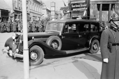 Magyarország, Szeged, Dugonics tér, szemben a Kárász utca, jobbra a sarkon az Ungár-Mayer palota. A felvétel 1940. november 11-én, a Magyar Királyi Horthy Miklós Tudományegyetem megnyitása alkalmával készült., 1940, Horváth József, Best of, Horch 830 BL, Horch-márka, utcakép, tömeg, Fortepan #265516