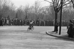 Magyarország, Népliget, Budapest X., kismotoros Nagydíj 1941. március 16-án., 1941, Horváth József, Budapest, versenymotor, bámészkodás, motorverseny, motorkerékpár, rajtszám, Fortepan #265521